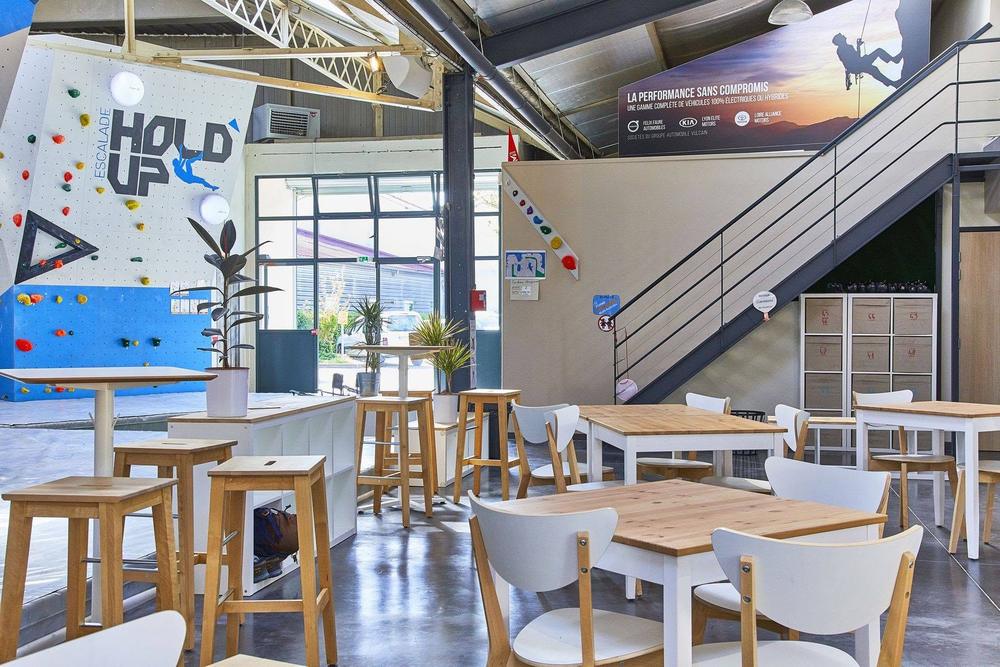 Espace bar et détente avec tables en bois